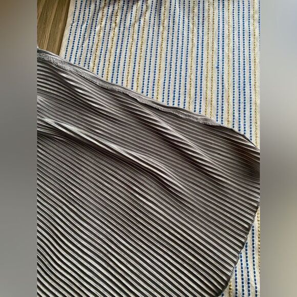 Reformation Gray Metallic Silver Top Pleated Round Neck Sleeveless Sz Médium - Picture 6 of 9